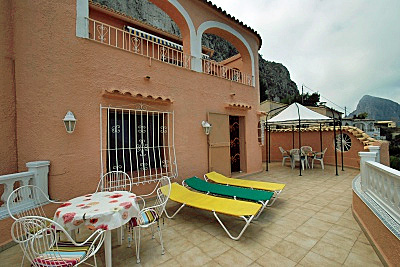 Sonnenterrasse mit Blick auf Berge